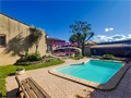 Maison et dépendances à la vente